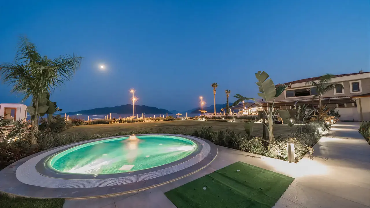 Podświetlony basen w obiekcie Premier Nergis Beach & SPA