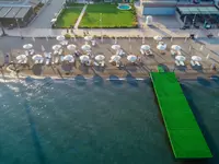 Plaża z leżakami i pomostem w Premier Nergis Beach & SPA