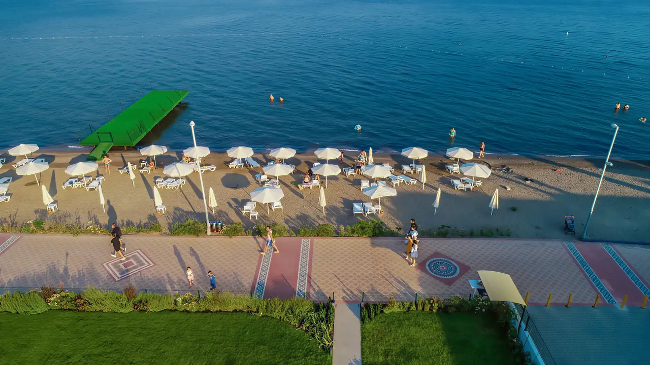 Plaża z parasolami i leżakami w Premier Nergis Beach & SPA