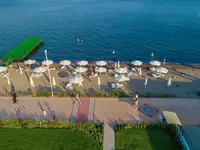 Plaża z parasolami i leżakami w Premier Nergis Beach & SPA