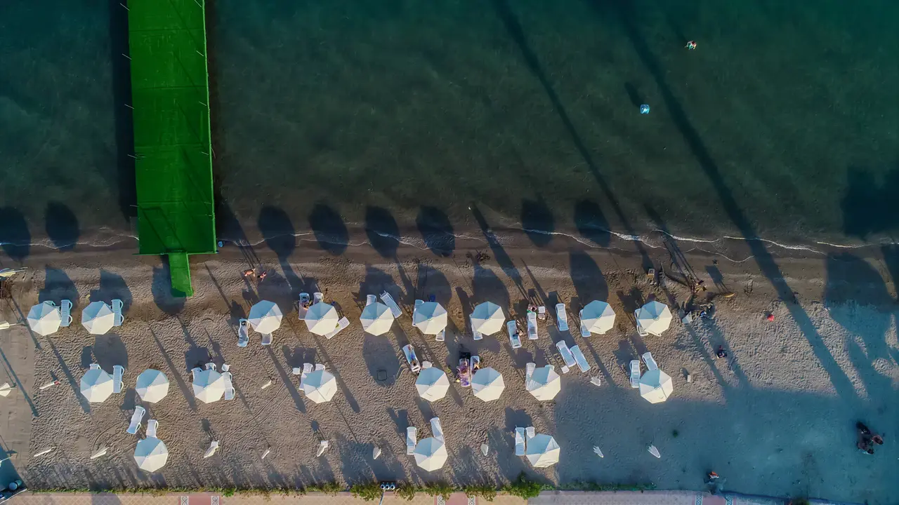 Plaża z parasolami i leżakami w Premier Nergis Beach & SPA