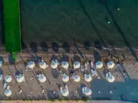 Plaża z parasolami i leżakami w Premier Nergis Beach & SPA