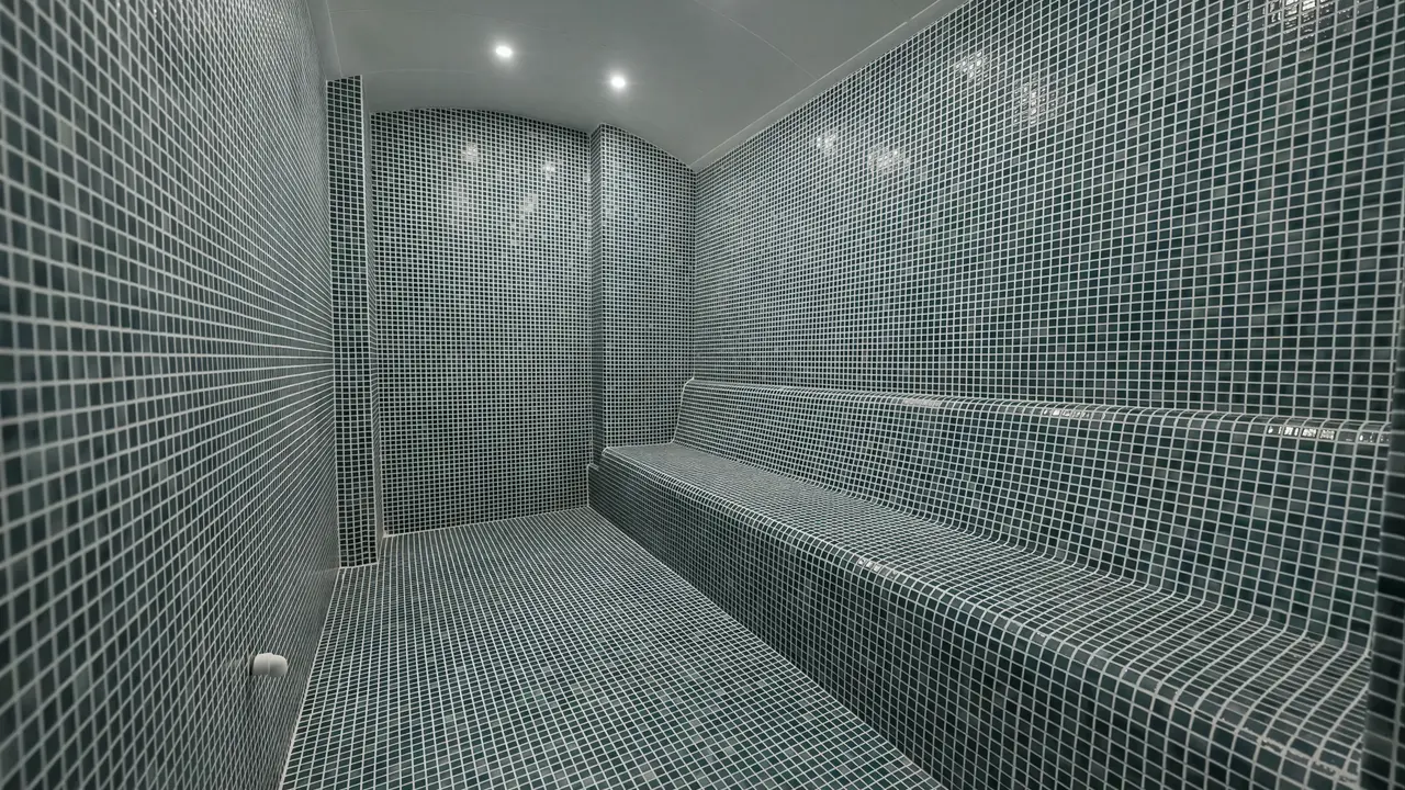 Wnętrze sauny w Premier Nergis Beach & SPA wyłożone mozaiką