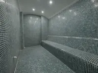 Wnętrze sauny w Premier Nergis Beach & SPA wyłożone mozaiką