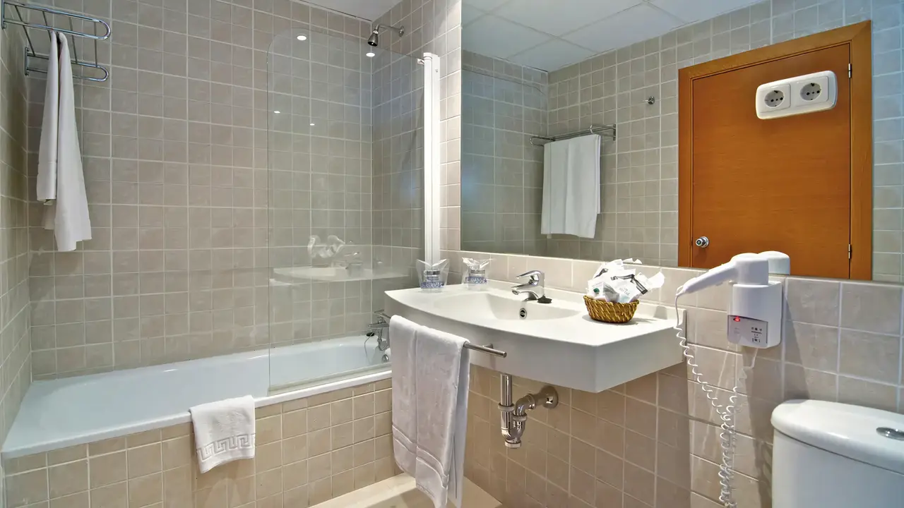Łazienka w hotelu Puente Real z wanną i umywalką