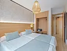 Nowoczesna sypialnia w hotelu Puente Real