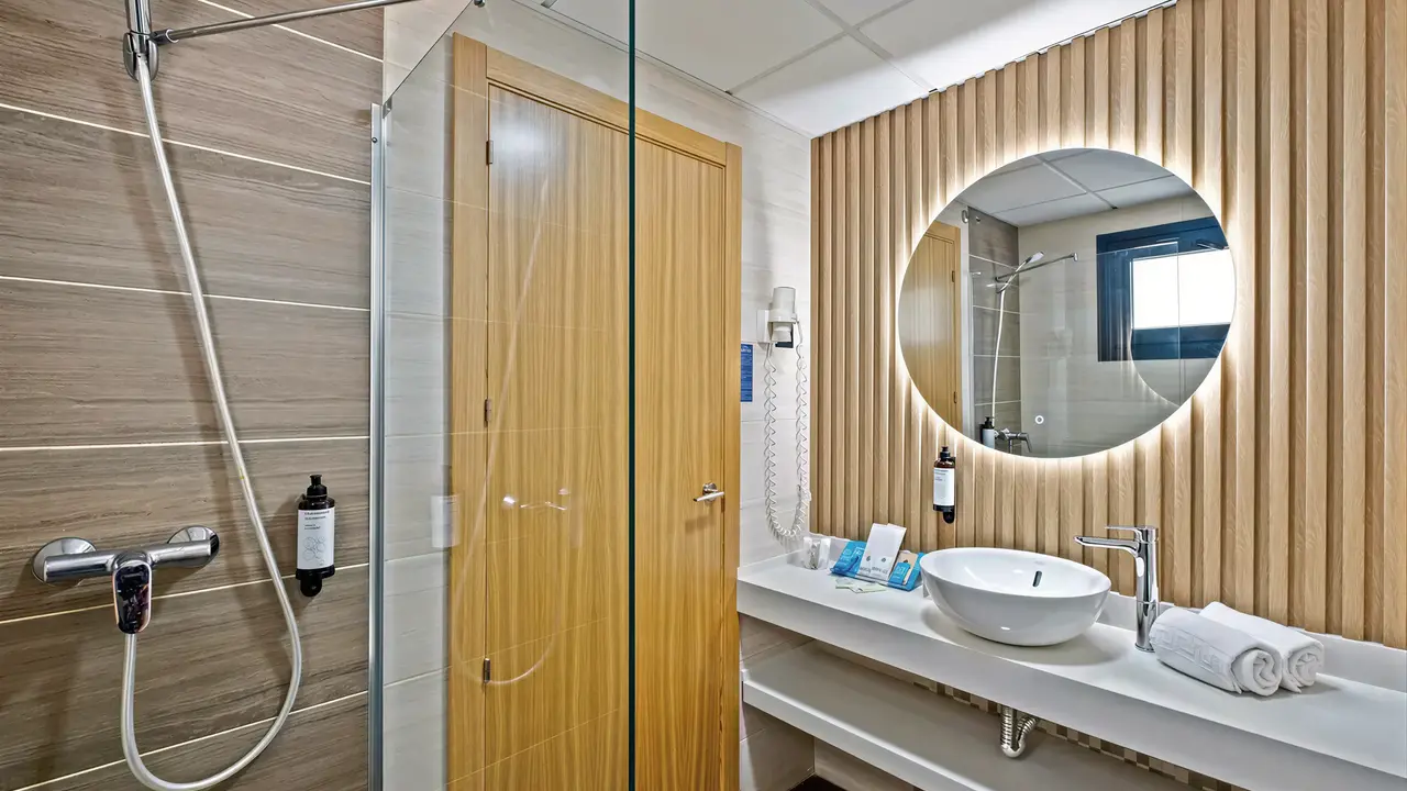 Nowoczesna łazienka w hotelu Puente Real