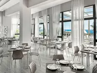 Jasna restauracja z nakryciami w Puente Real