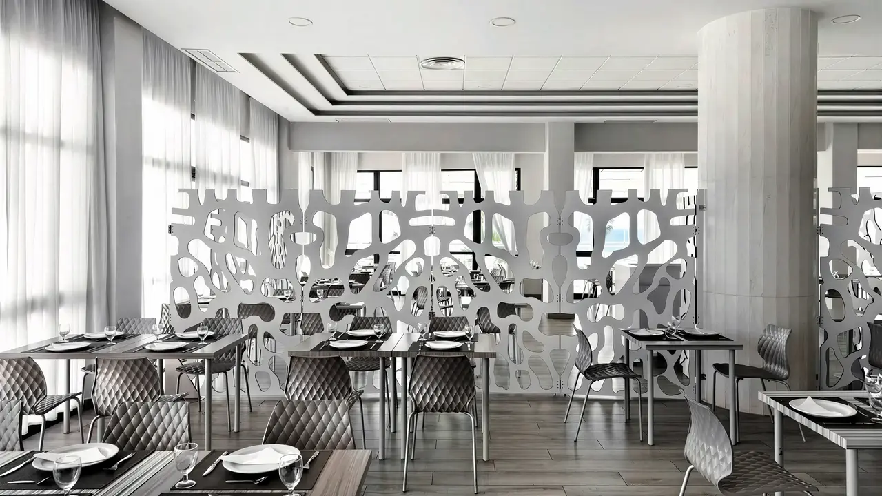 Restauracja w hotelu Puente Real z nowoczesnymi stolikami
