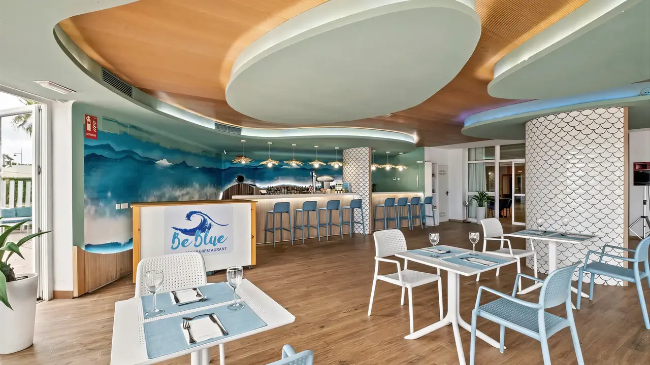 Restauracja w Puente Real z białymi stolikami