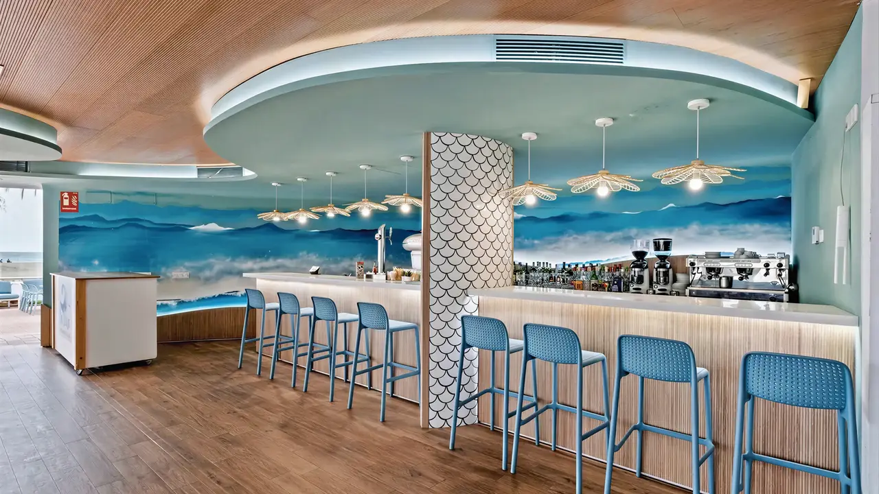Nowoczesny bar w Puente Real z niebieskimi hokerami
