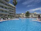 Basen z leżakami w hotelu Puente Real