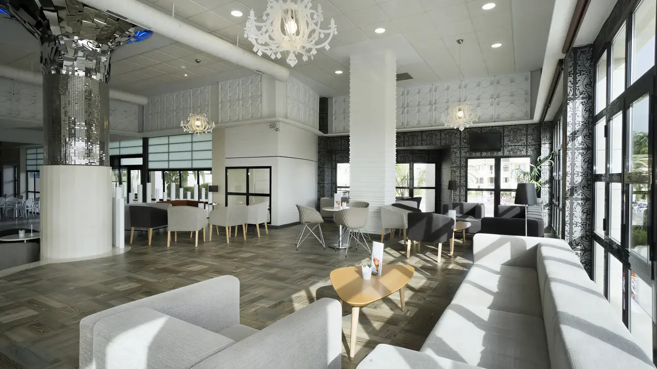 Nowoczesny lobby w Puente Real z wygodnymi sofami