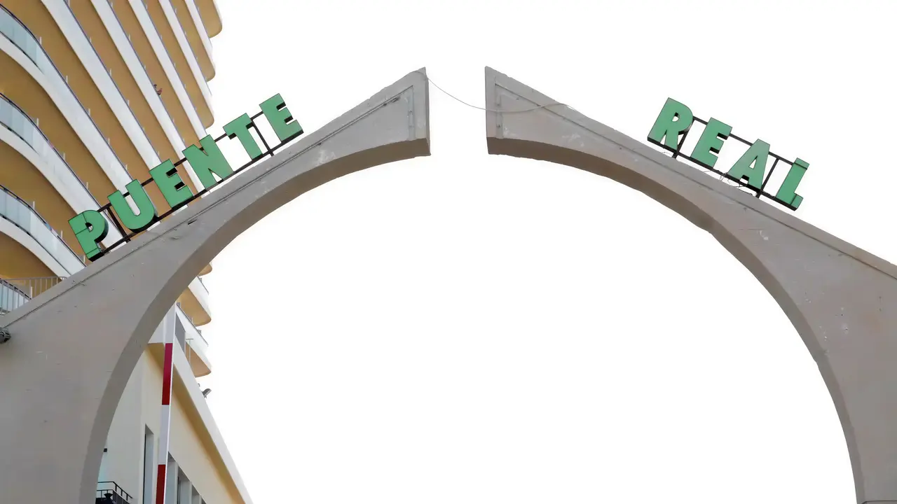 Wejście do Puente Real z charakterystycznym łukiem