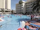 Basen z leżakami w hotelu Puente Real