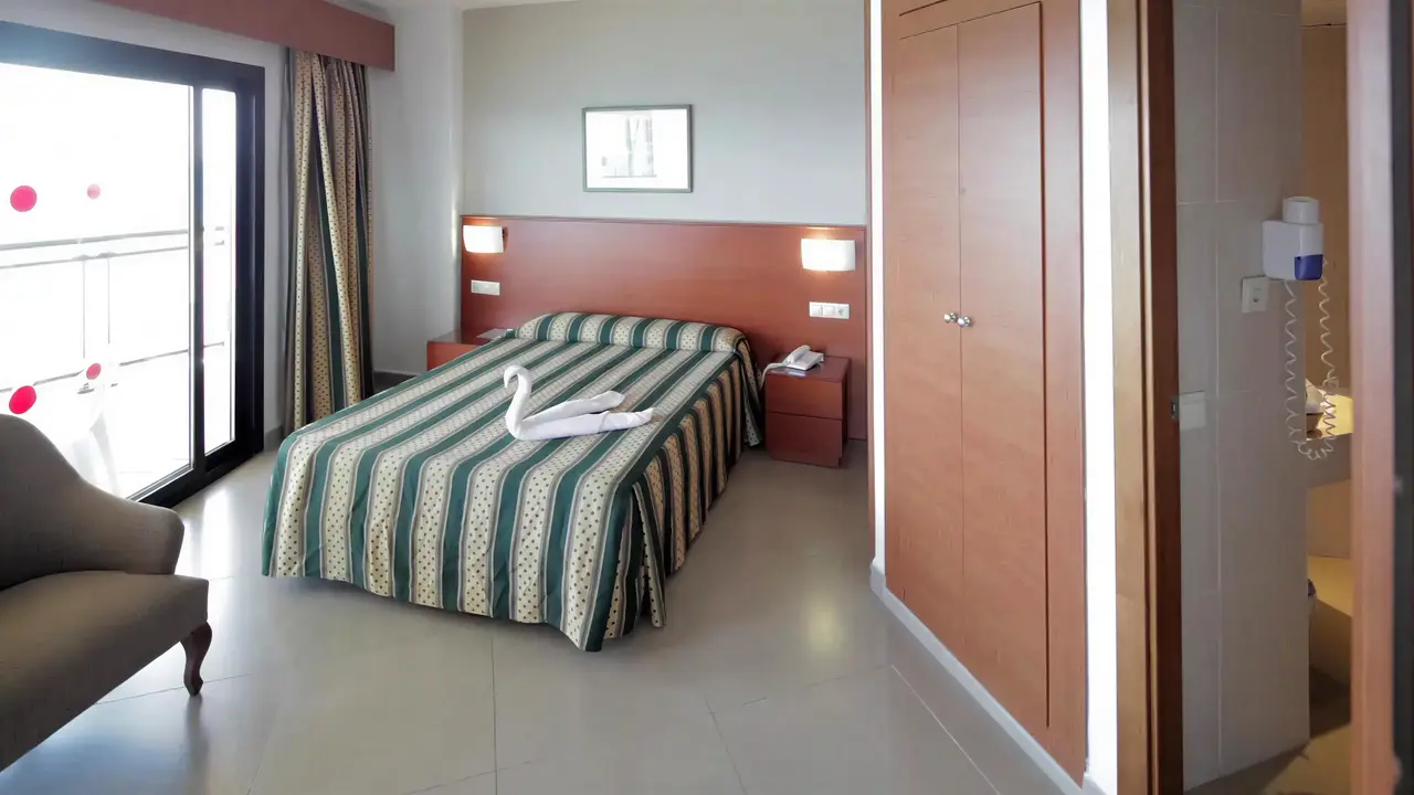 Pokój z łóżkiem w hotelu Puente Real