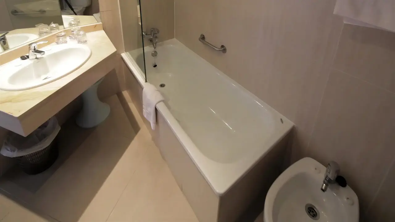 Łazienka w Puente Real z wanną i umywalką