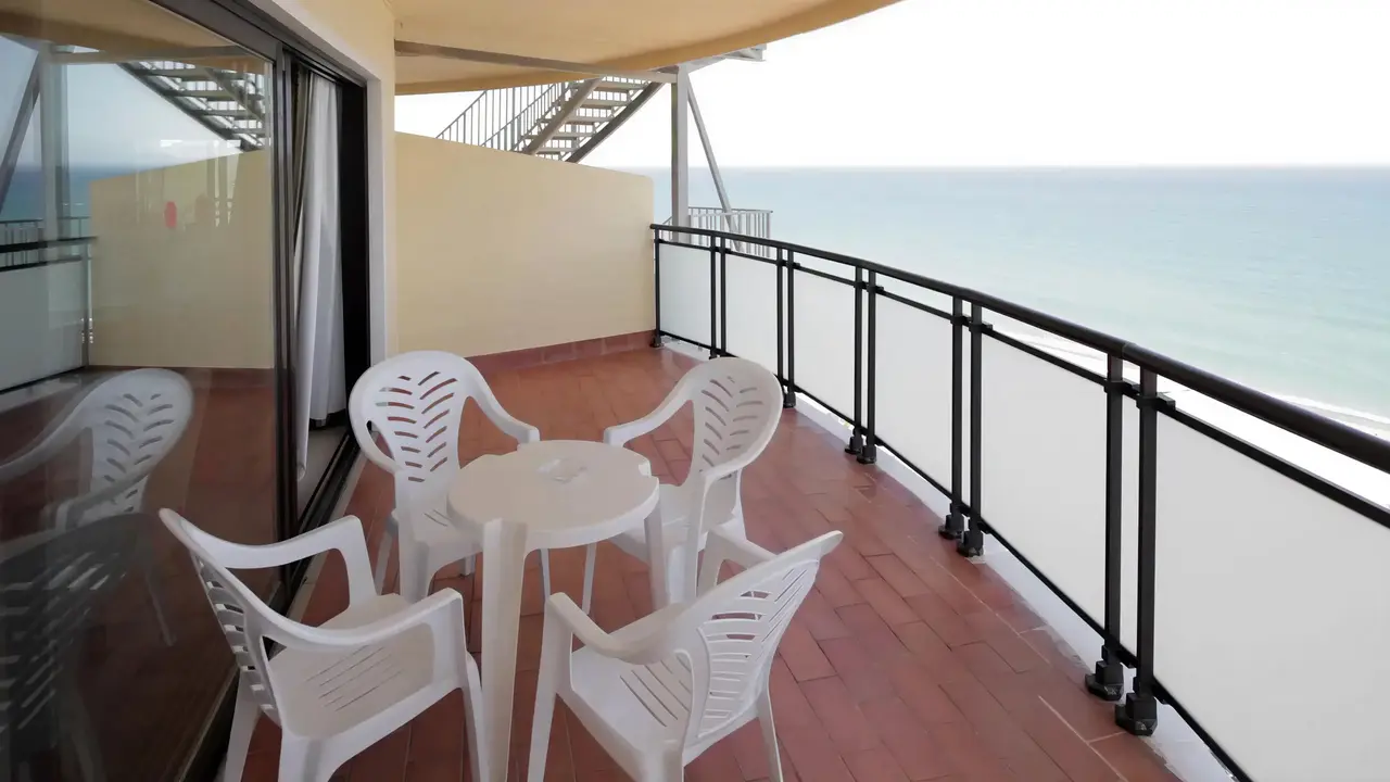 Balkon z widokiem na morze w Puente Real