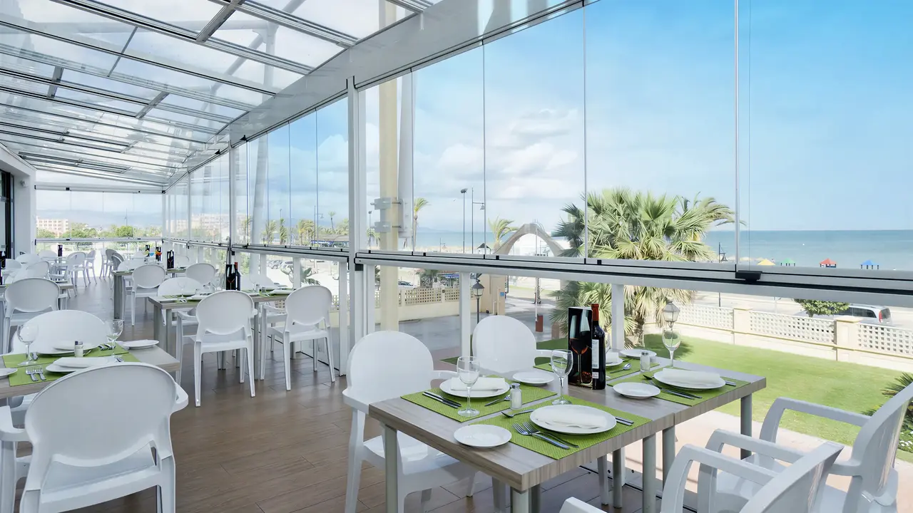 Restauracja w Puente Real z widokiem na plażę