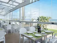 Restauracja w Puente Real z widokiem na plażę
