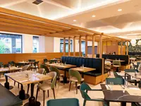 Restauracja w Puerto Antilla Grand z nowoczesnymi stolikami