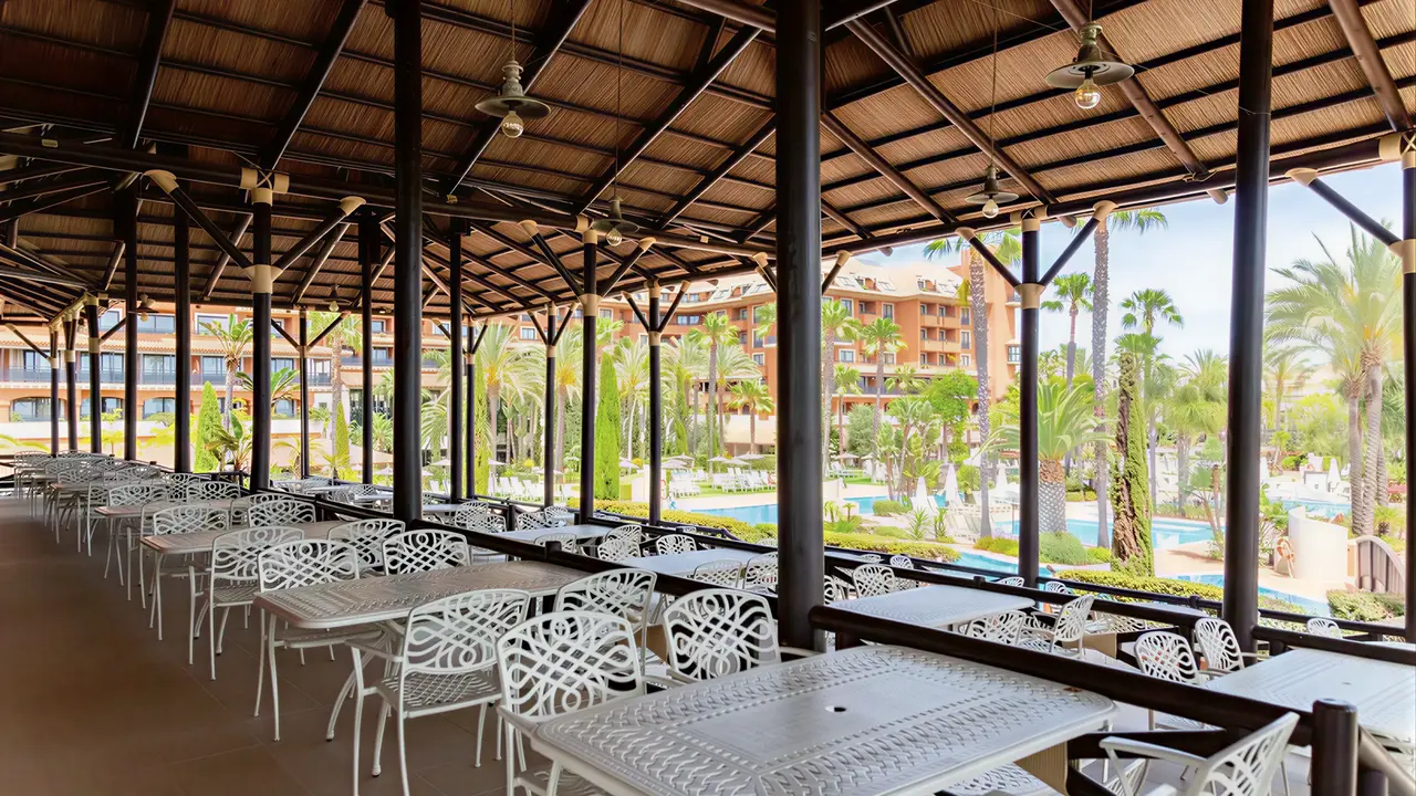 Restauracja w Puerto Antilla Grand z widokiem na basen