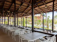 Restauracja w Puerto Antilla Grand z widokiem na basen