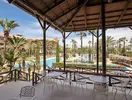 Taras z widokiem na basen w Puerto Antilla Grand