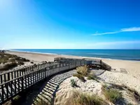 Drewniana kładka na plaży w Puerto Antilla Grand