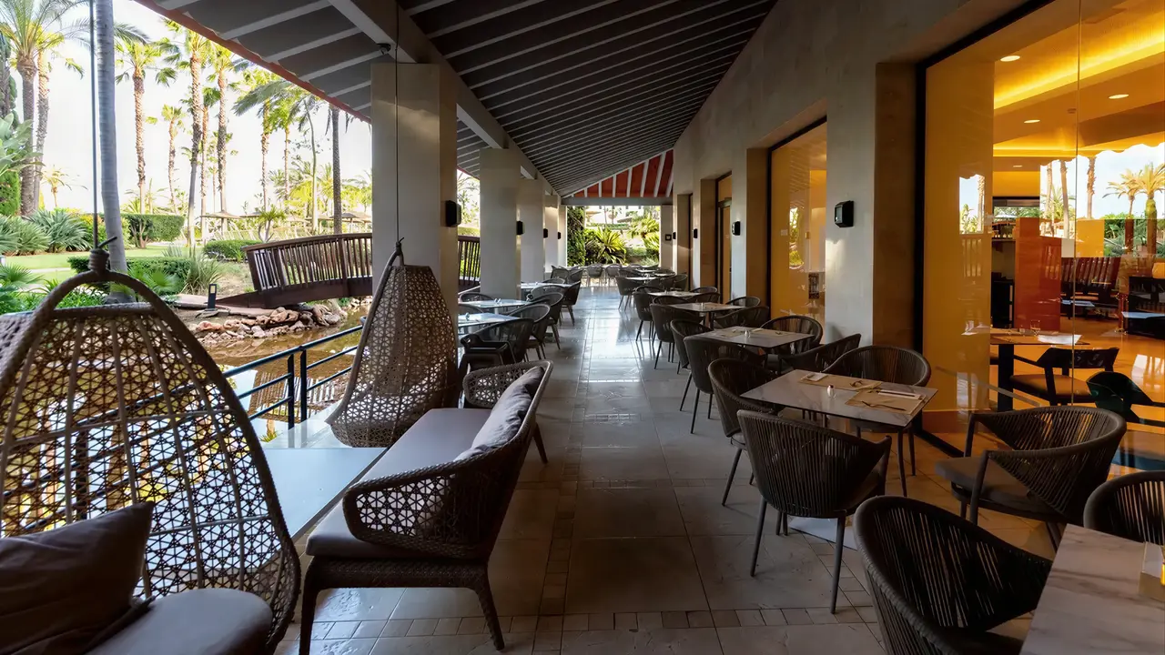 Restauracja na świeżym powietrzu w Puerto Antilla Grand