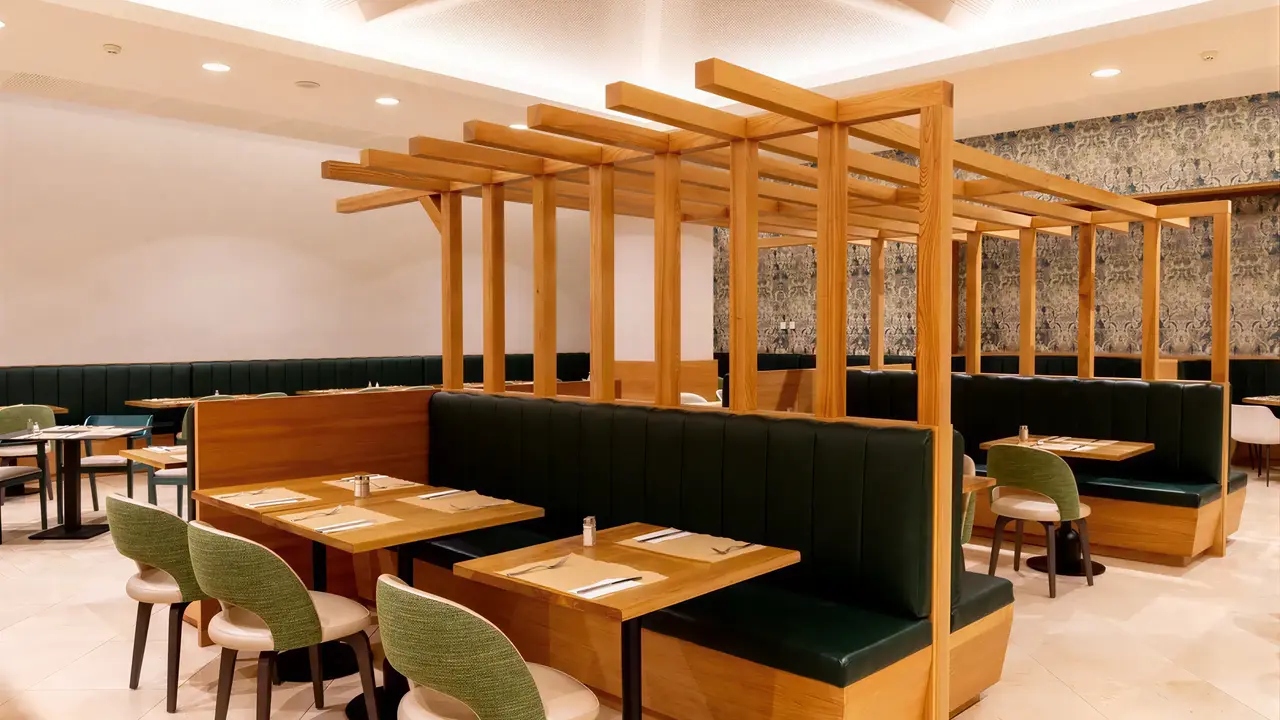 Wnętrze restauracji w Puerto Antilla Grand z drewnianymi meblami