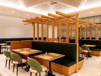 Wnętrze restauracji w Puerto Antilla Grand z drewnianymi meblami