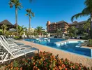 Basen z leżakami w hotelu Puerto Antilla Grand
