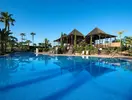 Basen w obiekcie Puerto Antilla Grand z palmami