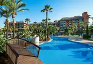 Widok na budynki i baseny w Puerto Antilla Grand