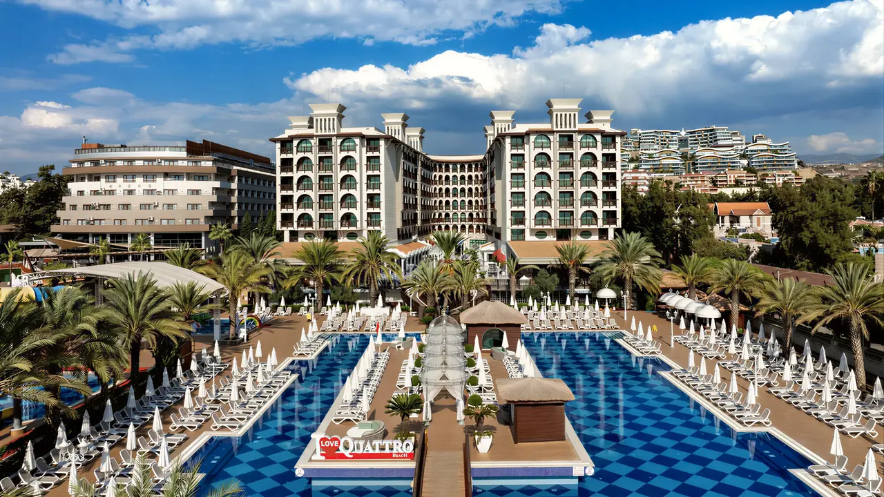 Widok na kompleks basenowy w Quattro Beach Spa