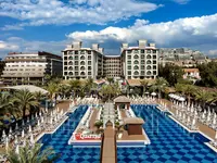 Widok na kompleks basenowy w Quattro Beach Spa