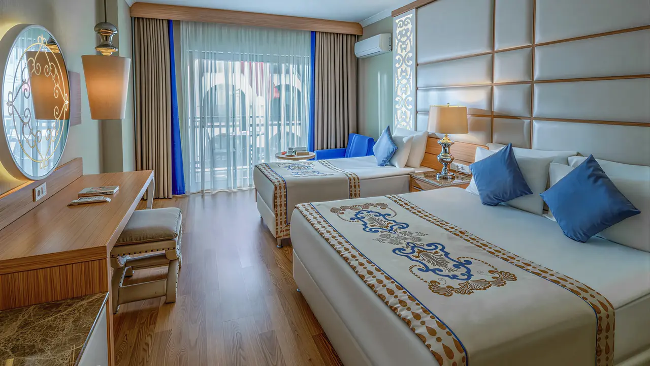 Nowoczesny pokój z łóżkami w Quattro Beach Spa