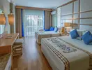 Nowoczesny pokój z łóżkami w Quattro Beach Spa