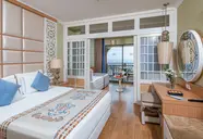 Przytulna sypialnia z widokiem w Quattro Beach Spa