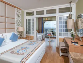 Przytulna sypialnia z widokiem w Quattro Beach Spa