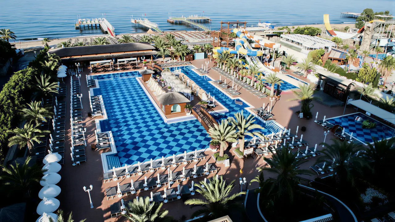 Widok na kompleks basenów w Quattro Beach Spa