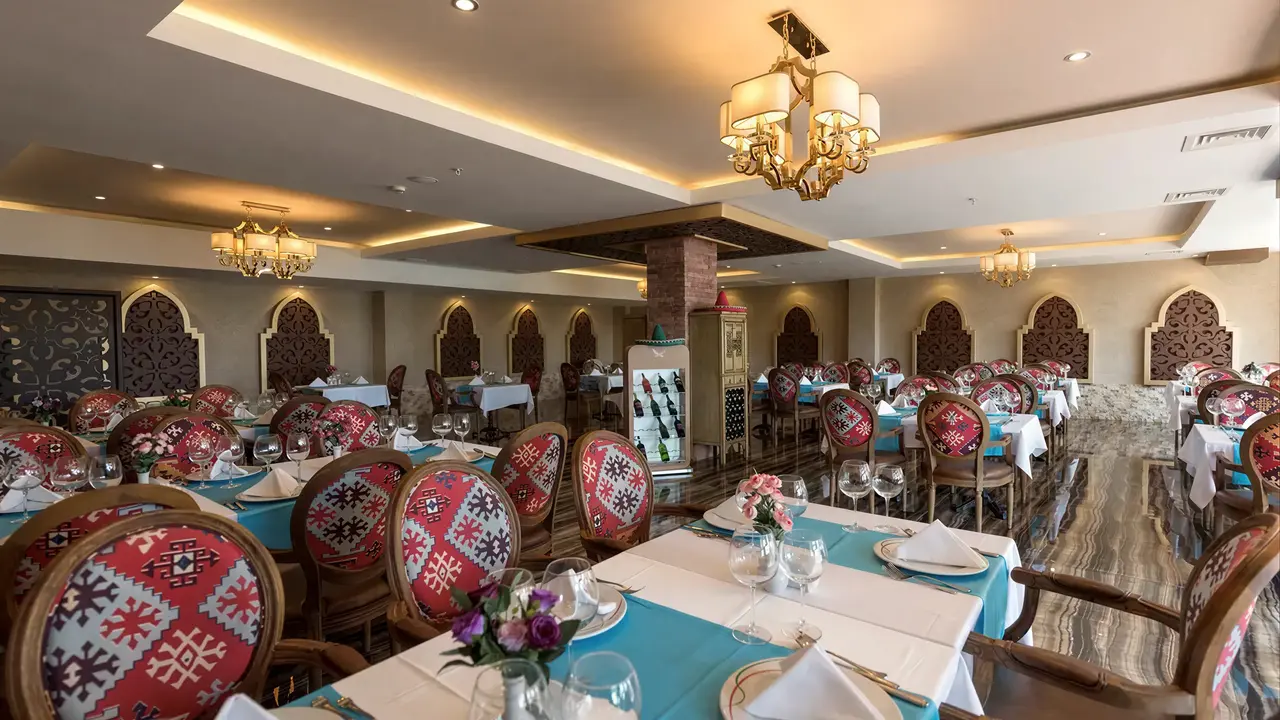 Elegancka restauracja w Quattro Beach Spa z nakrytymi stołami
