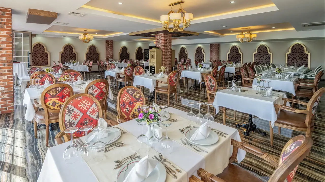Restauracja w Quattro Beach Spa z nakrytymi stołami