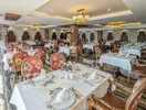 Restauracja w Quattro Beach Spa z nakrytymi stołami