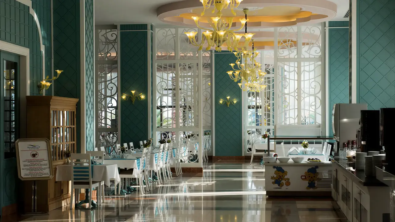 Jasna restauracja w hotelu Quattro Beach Spa z białymi stołami
