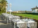 Stoliki w restauracji na świeżym powietrzu Quattro Beach Spa