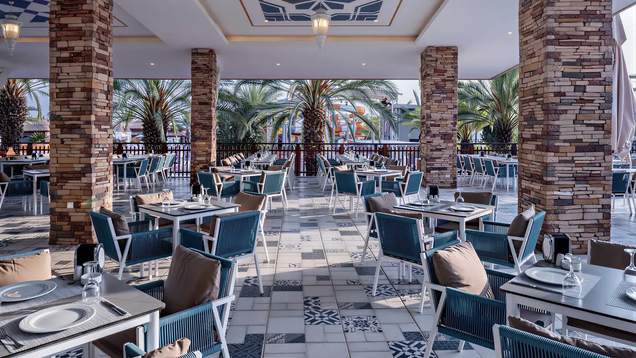 Restauracja w Quattro Beach Spa z ustawionymi stolikami