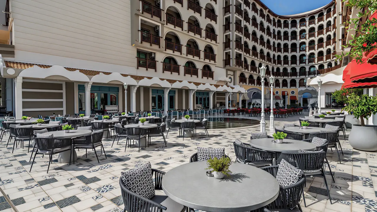Stolik restauracyjny na zewnątrz w Quattro Beach Spa