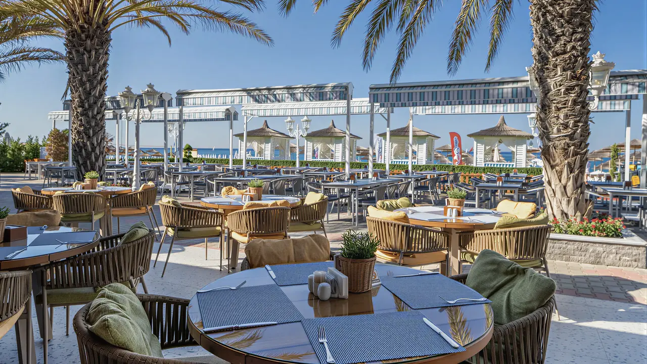 Stolik restauracyjny na tarasie w Quattro Beach Spa